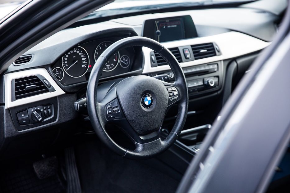Продам BMW 320 320d 2014 года в Киеве