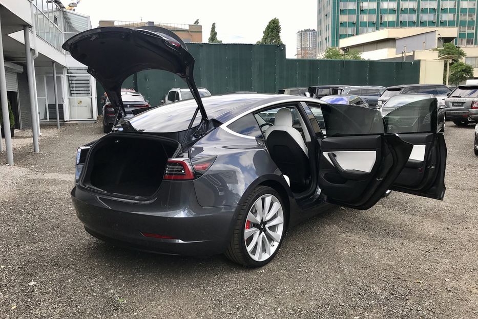 Продам Tesla Model 3 Dual Motor Performace 2018 года в Киеве