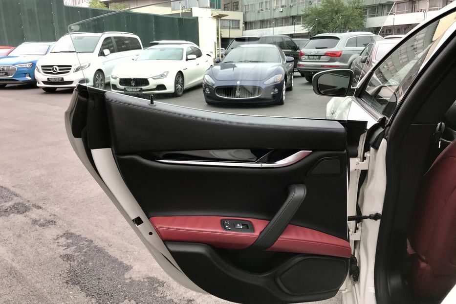 Продам Maserati Ghibli SQ4 2016 года в Киеве