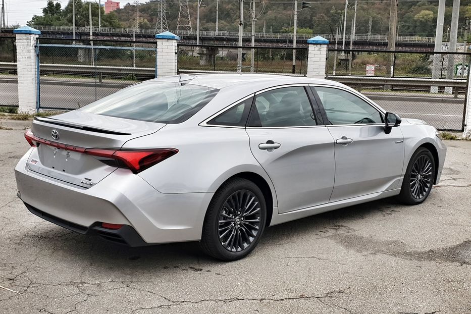 Продам Toyota Avalon HYBRID 2018 года в Киеве