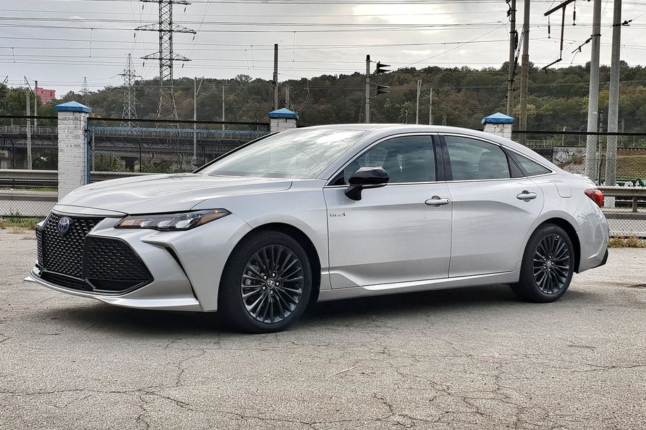 Продам Toyota Avalon HYBRID 2018 года в Киеве