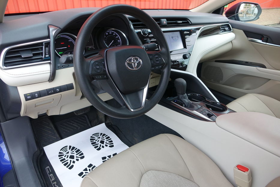 Продам Toyota Camry HYBRIDE 2019 года в Одессе