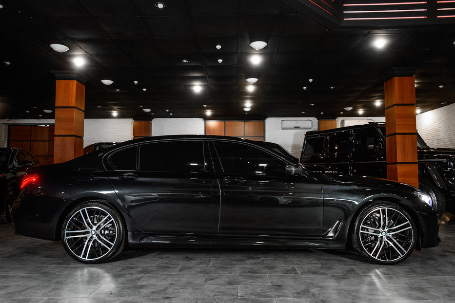 Продам BMW 740 2018 года в Одессе