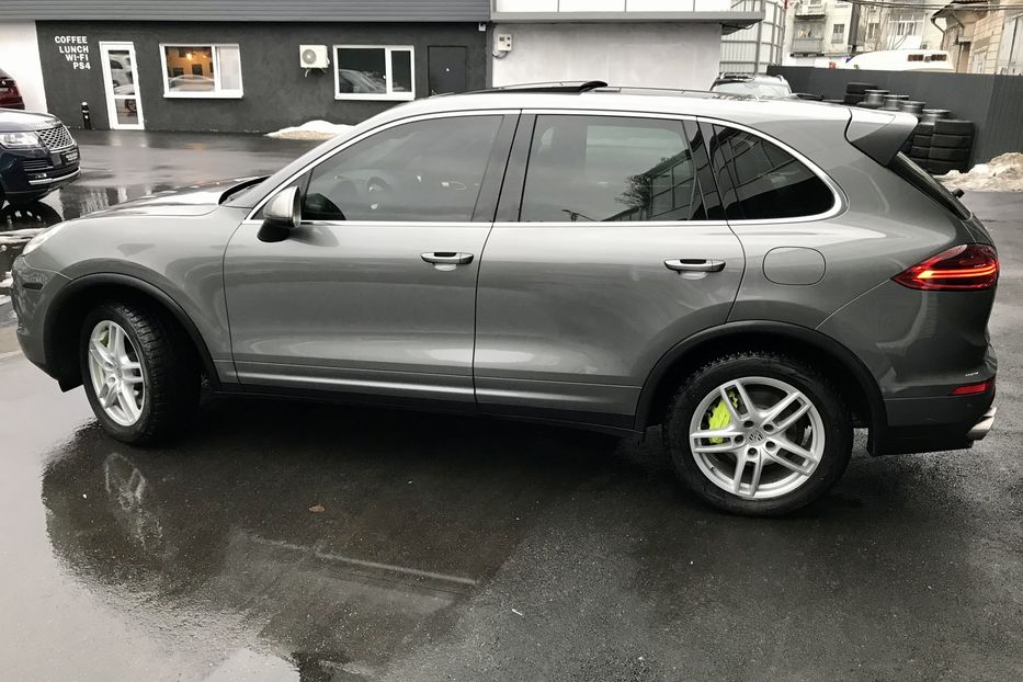 Продам Porsche Cayenne S HYBRID 2015 года в Киеве