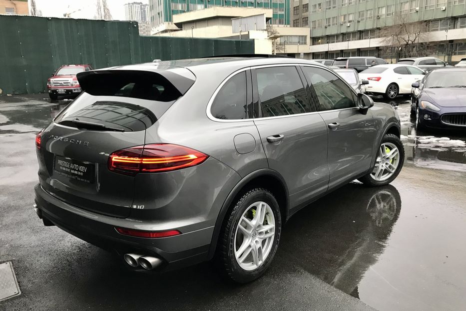 Продам Porsche Cayenne S HYBRID 2015 года в Киеве