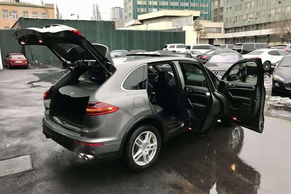 Продам Porsche Cayenne S HYBRID 2015 года в Киеве