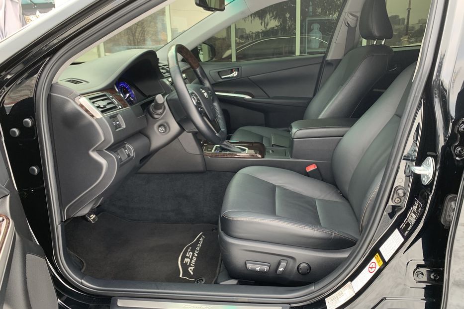 Продам Toyota Camry Premium 35th 2017 года в Киеве