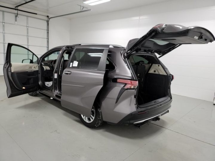 Продам Toyota Sienna Platinum 2021 года в Киеве