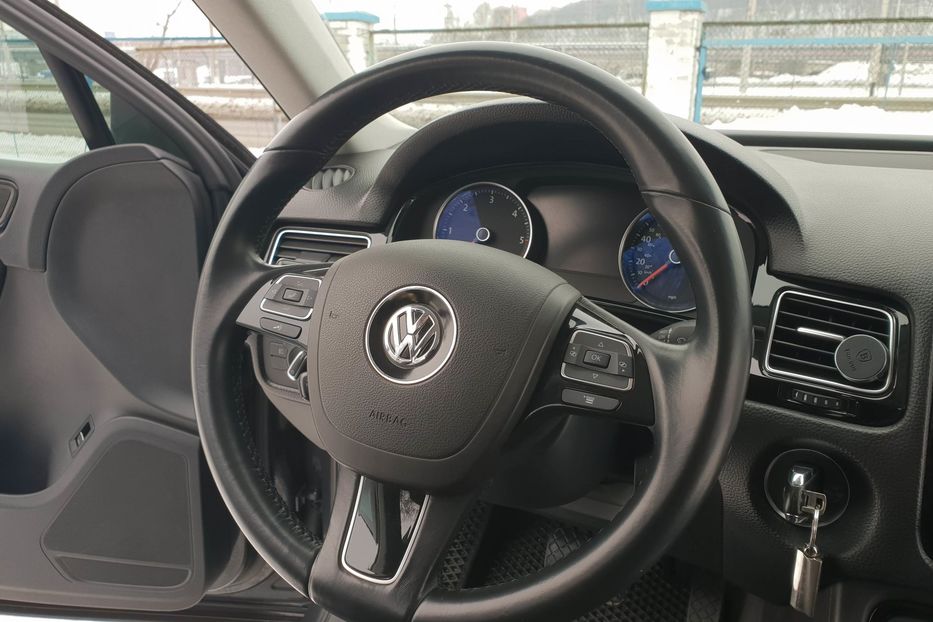 Продам Volkswagen Touareg 2011 года в Киеве