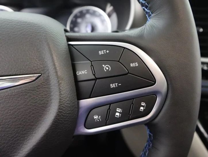 Продам Chrysler Pacifica TOURING AWD 2021 года в Киеве