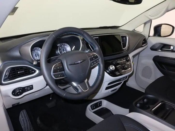 Продам Chrysler Pacifica TOURING AWD 2021 года в Киеве