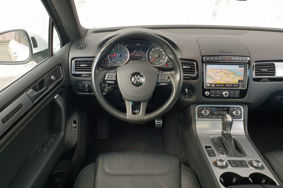 Продам Volkswagen Touareg R-LINE 2016 года в Киеве