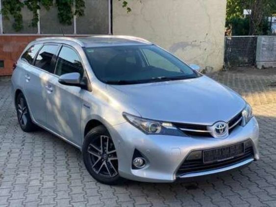 Продам Toyota Auris 1.8 VVT-i Hybrid 2015 года в Киеве