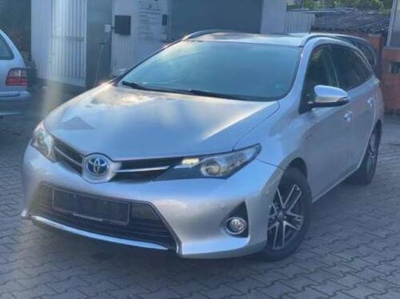 Продам Toyota Auris 1.8 VVT-i Hybrid 2015 года в Киеве