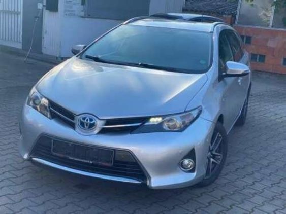 Продам Toyota Auris 1.8 VVT-i Hybrid 2015 года в Киеве