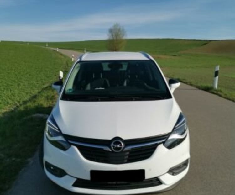 Продам Opel Zafira 2.0 TDI 2017 года в Киеве