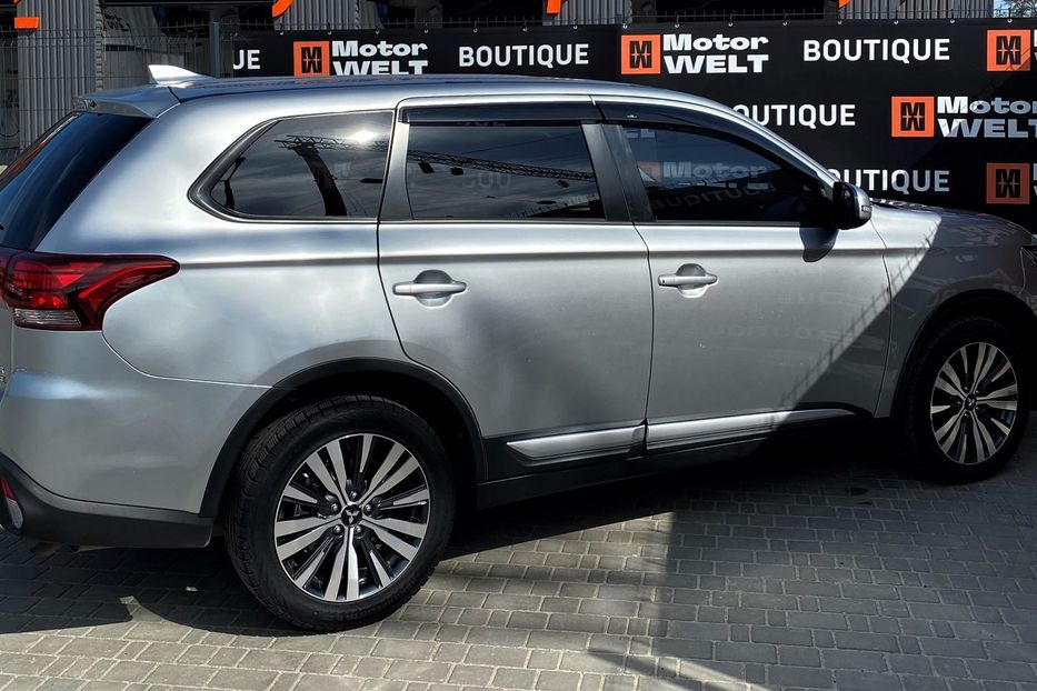 Продам Mitsubishi Outlander 7 мест 2018 года в Одессе