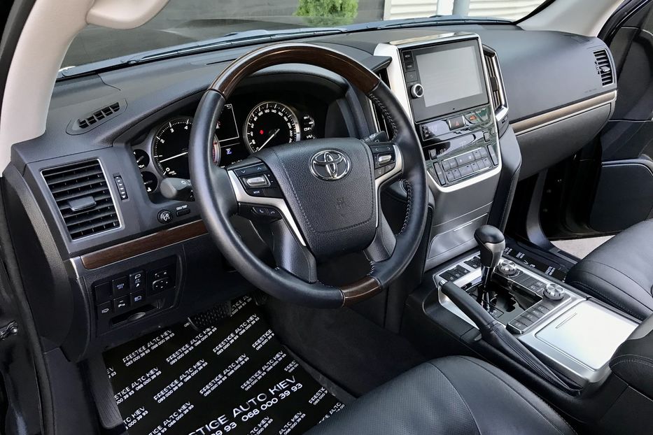 Продам Toyota Land Cruiser 200 2020 года в Киеве