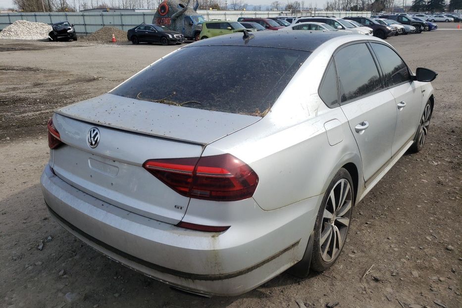 Продам Volkswagen Passat GT 2018 года в Киеве