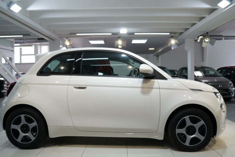 Продам Fiat 500 Elektro 2021 года в Киеве