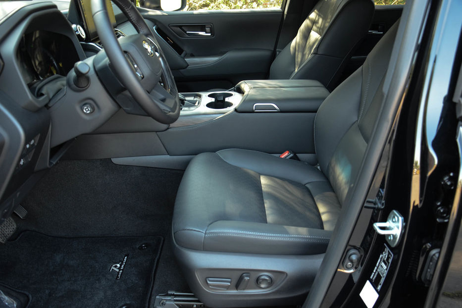 Продам Toyota Land Cruiser 300 2021 года в Киеве