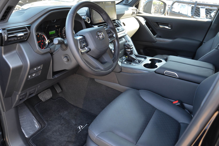Продам Toyota Land Cruiser 300 2021 года в Киеве