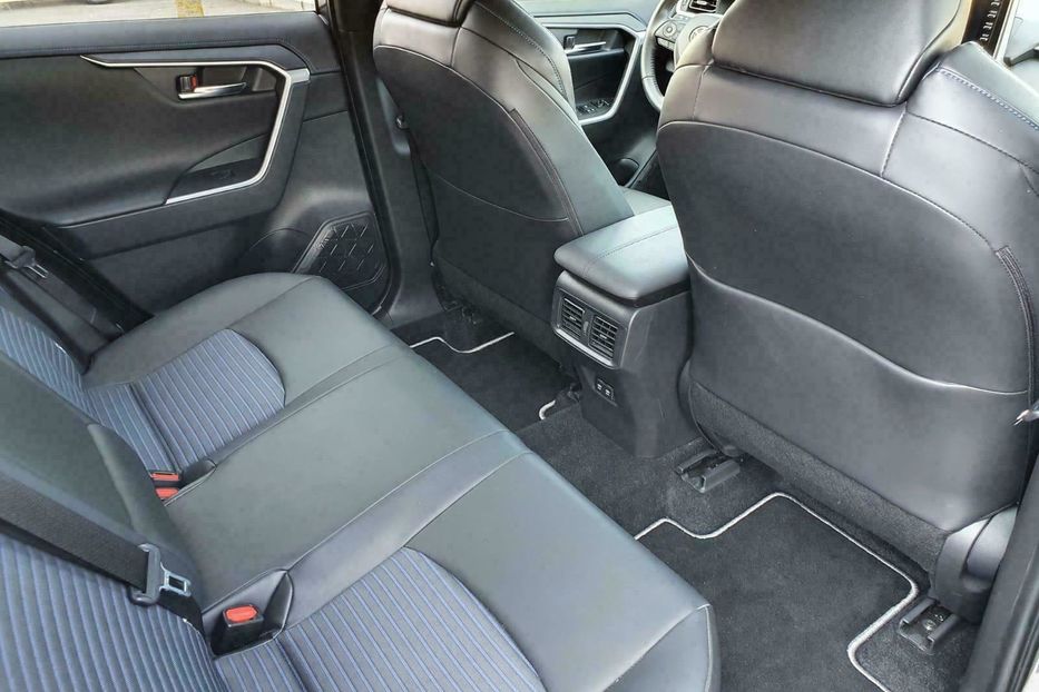 Продам Toyota Rav 4 Hybrid Style  2019 года в Киеве