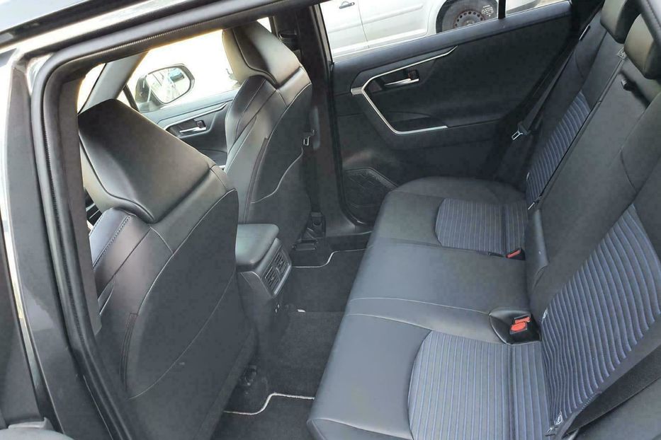 Продам Toyota Rav 4 Hybrid Style  2019 года в Киеве