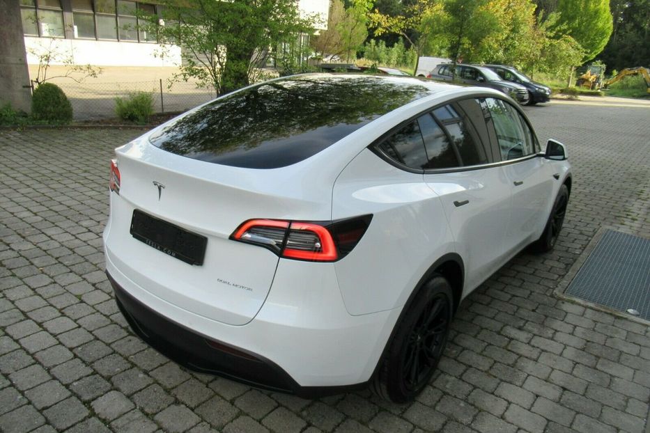 Продам Tesla Model Y LR+AWD 2021 года в Киеве