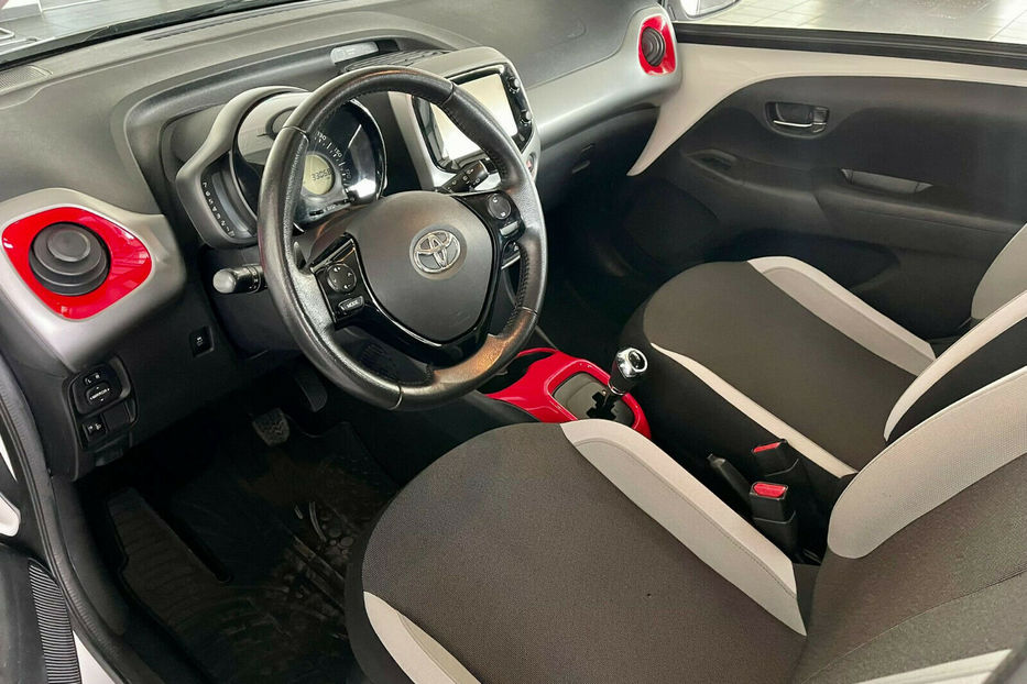 Продам Toyota Aygo X-Play 2016 года в Киеве