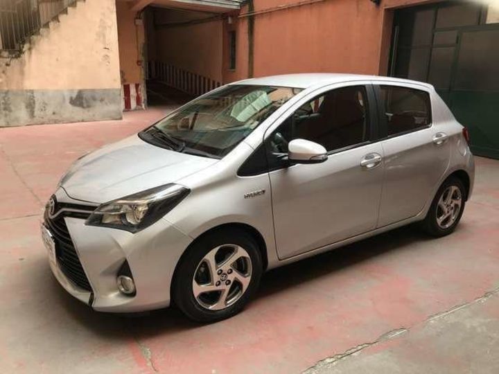 Продам Toyota Yaris Hybrid 2015 года в Киеве