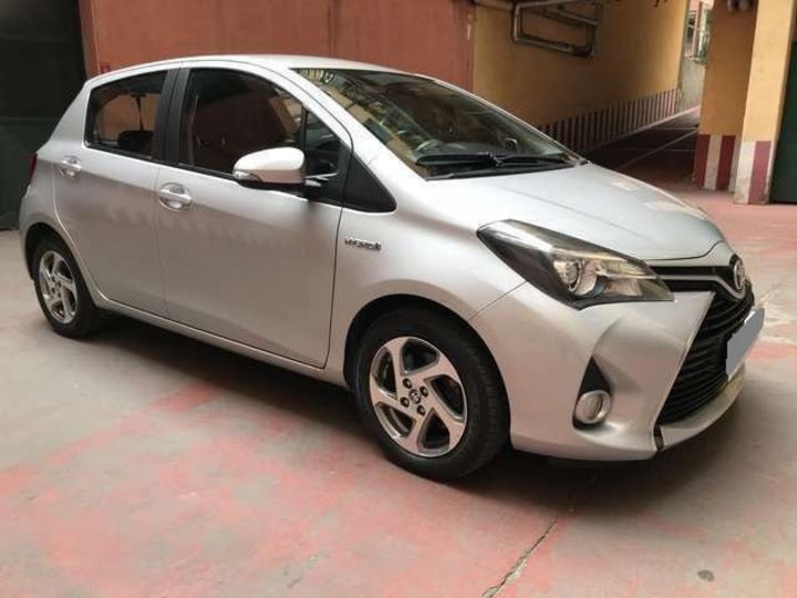 Продам Toyota Yaris Hybrid 2015 года в Киеве