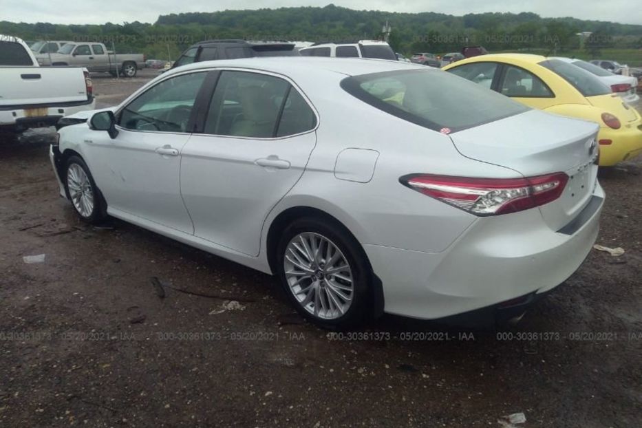 Продам Toyota Camry XLE/Hybrid 2017 года в Черновцах