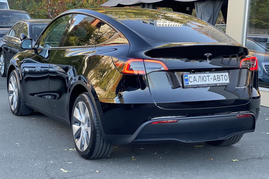 Продам Tesla Model Y  Long Range Dual Motor 2021 года в Киеве