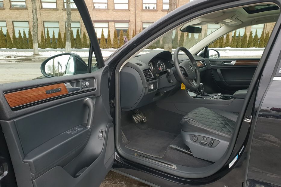 Продам Volkswagen Touareg EXECUTIVE EDITION 2017 года в Киеве