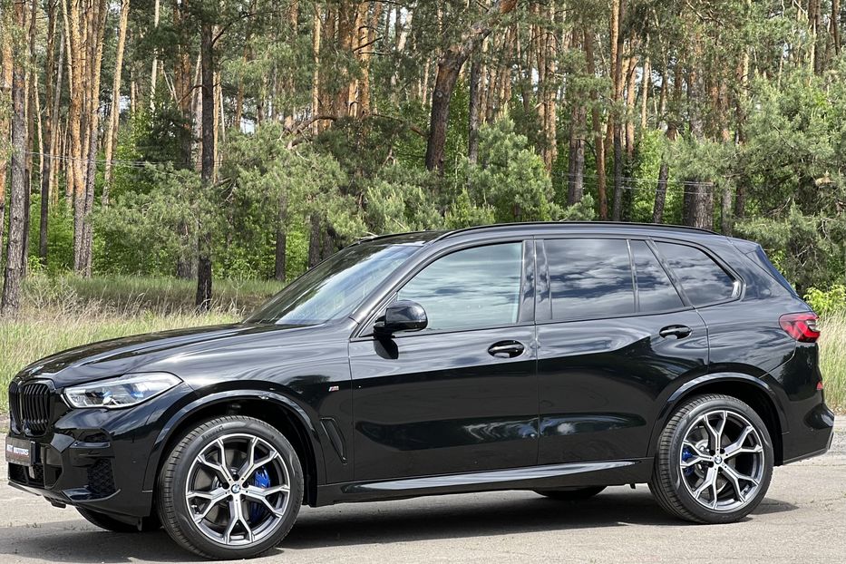 Продам BMW X5 M 50i 2022 года в Киеве