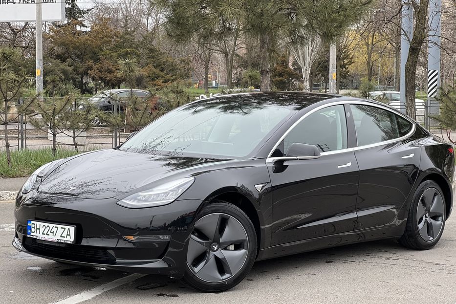 Продам Tesla Model 3 600 км. 2018 года в Одессе