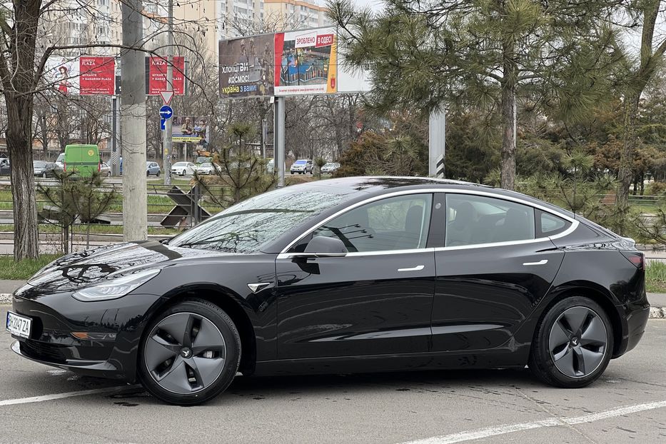 Продам Tesla Model 3 600 км. 2018 года в Одессе