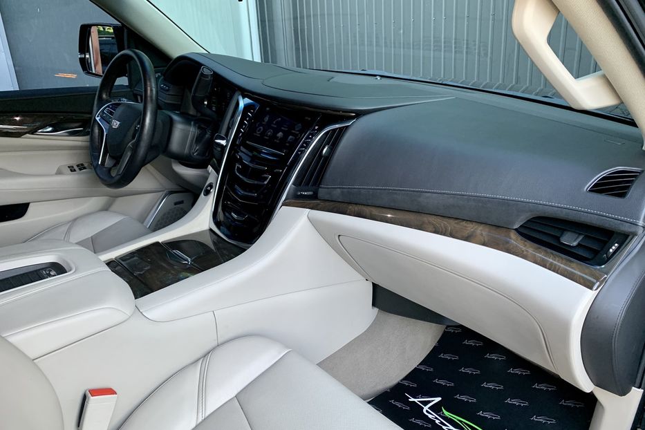 Продам Cadillac Escalade Luxury Long 2018 года в Киеве