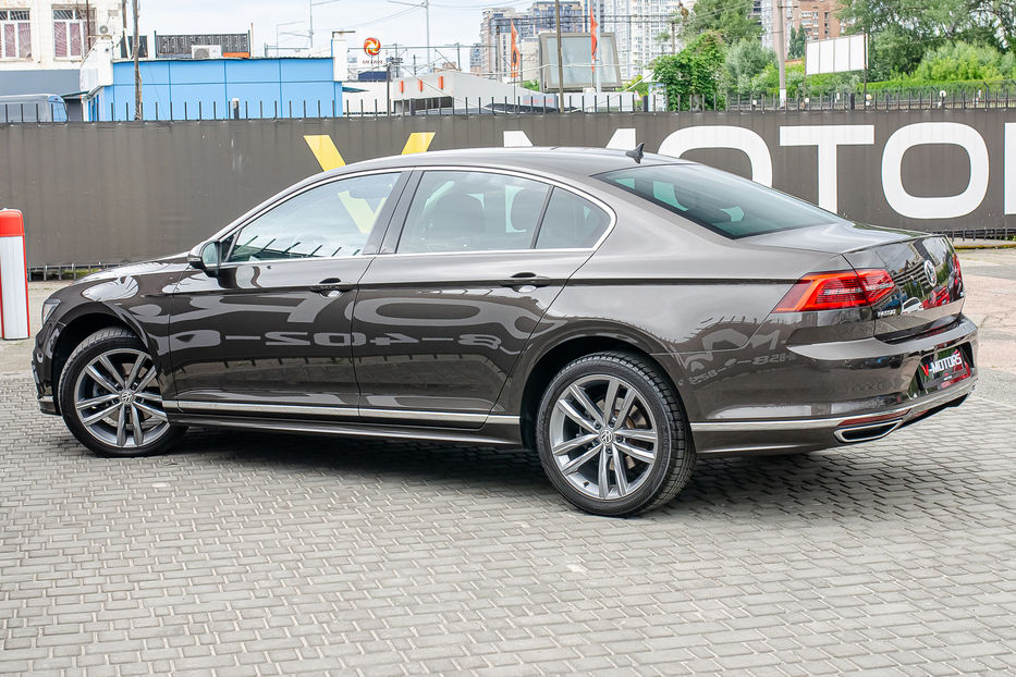 Продам Volkswagen Passat B8 2.0TDI R-Line 2016 года в Киеве