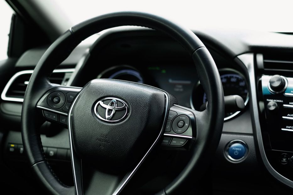 Продам Toyota Camry XLE HYBRID 2018 года в Черновцах