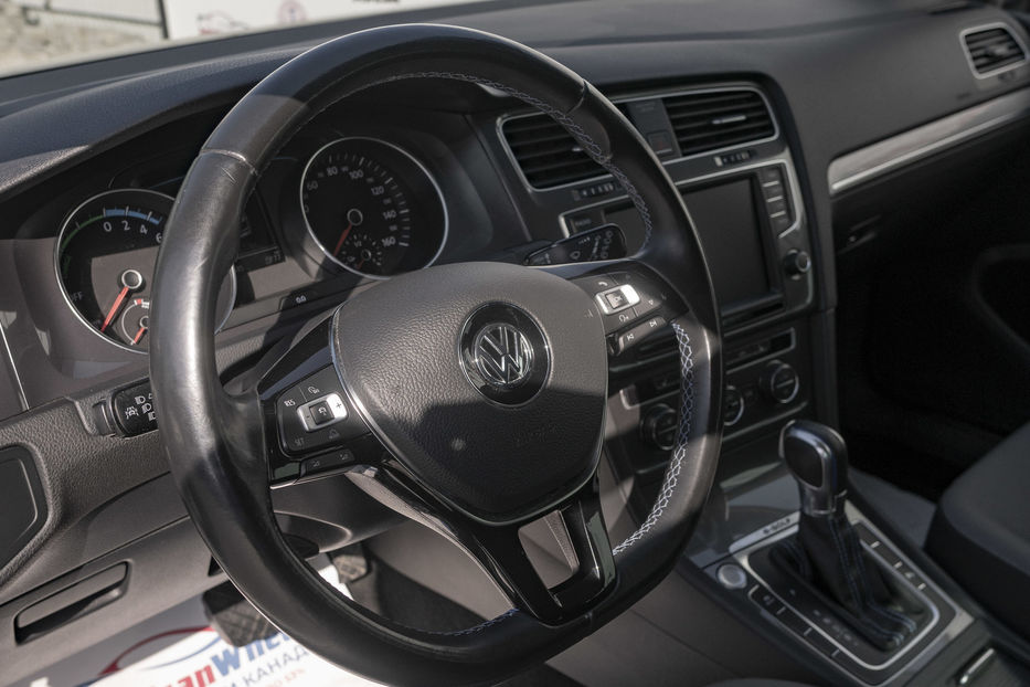 Продам Volkswagen e-Golf Highline 2015 года в Черновцах