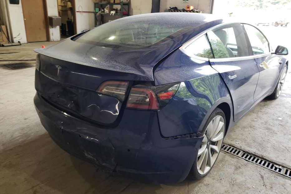 Продам Tesla Model 3 Long Range AWD 2018 года в Черновцах