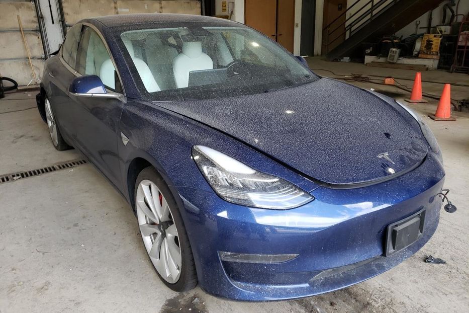 Продам Tesla Model 3 Long Range AWD 2018 года в Черновцах