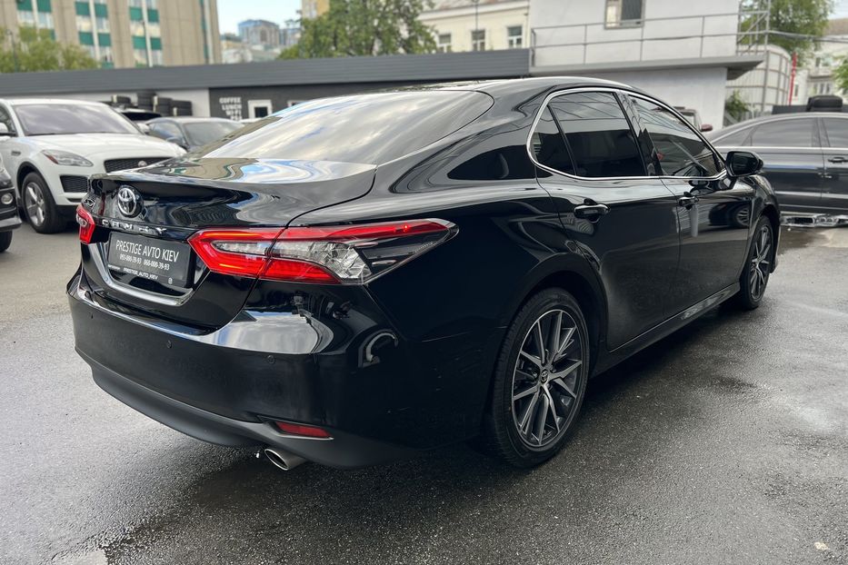 Продам Toyota Camry PREMIUM  2021 года в Киеве