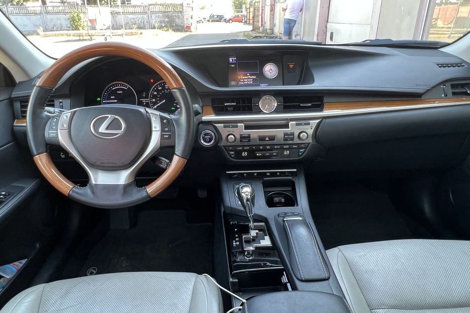 Продам Lexus ES 300 Hybride  2015 года в Одессе