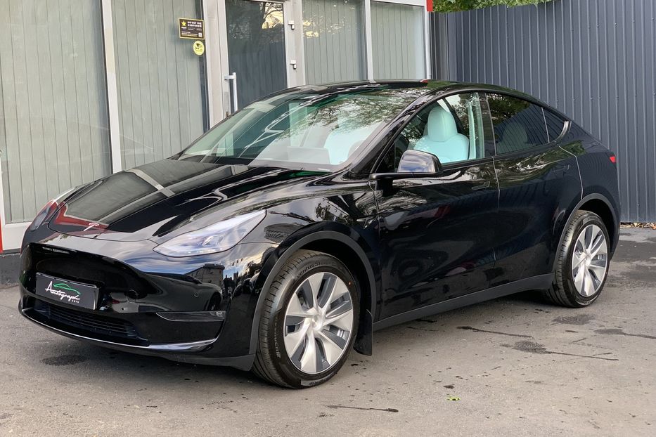 Продам Tesla Model Y Long Range Dual Motor 2022 года в Киеве