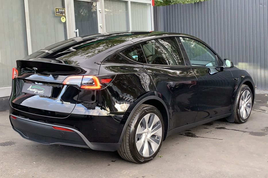 Продам Tesla Model Y Long Range Dual Motor 2022 года в Киеве