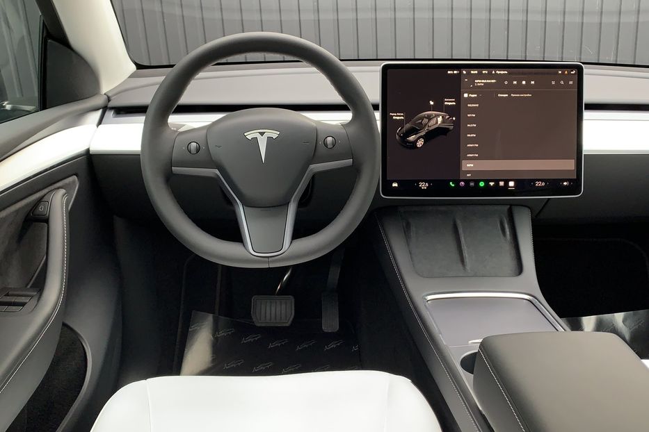 Продам Tesla Model Y Long Range Dual Motor 2022 года в Киеве