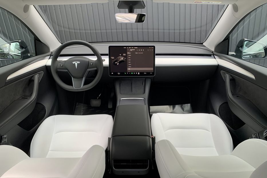 Продам Tesla Model Y Long Range Dual Motor 2022 года в Киеве